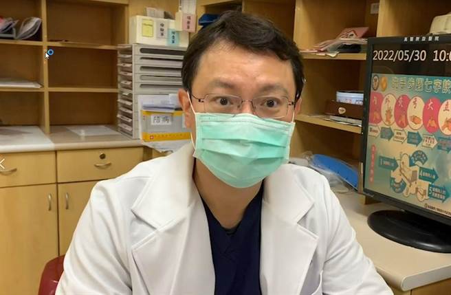 高醫小兒急診科主任陳泰亨強調醫護人員再忙，絕不會忽略任何病患。對於家中有確診或快篩陽性的小朋友，高雄市政府在市區設置13座快速的綠色通道「快篩陽性門診」，家中若有輕症的小朋友可多加利用。（高醫提供／袁庭堯高雄傳真）