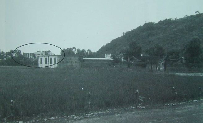 蒙藏委员会民国五十年代曾落脚泰山，左方圆圈处的白色建筑即为该会大楼，当时泰山还是农村，处处可见青绿的稻田。（黄树德翻摄）