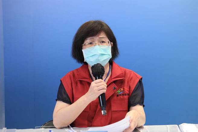 台中市30日下午召开线上疫情记者会，台中市教育局副局长王淑懿指出，是否要恢復实体课程，审慎评估疫情的发展。（台中市政府提供）