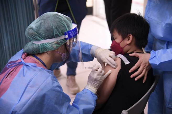 今天是花莲5岁至11岁学童接种BNT疫苗首日，幸未传出不良反应通报。（花莲县政府提供／罗亦晽花莲传真）