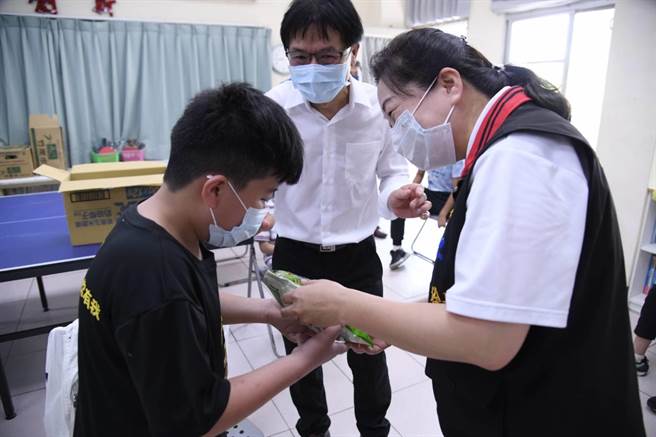 今天是花莲5岁至11岁学童接种BNT疫苗首日，县长徐榛蔚今也特地到寿丰乡溪口国小及丰山国小，视察接种状况，并赠送施打疫苗的学童每人一包「乖乖」。（花莲县政府提供／罗亦晽花莲传真）