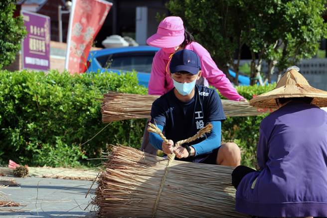 聯合大學工業設計學系的謝昀諺（中）與工藝師將曬草進行曝曬加工。（青年署提供／林志成台北傳真）