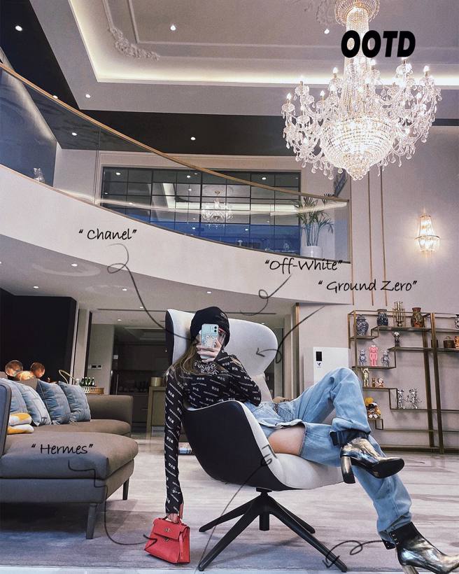 周扬青IG也曾PO出豪宅，晒出屋内楼中楼设计，头上还挂了盏超豪华的水晶灯。(图/周扬青 IG)