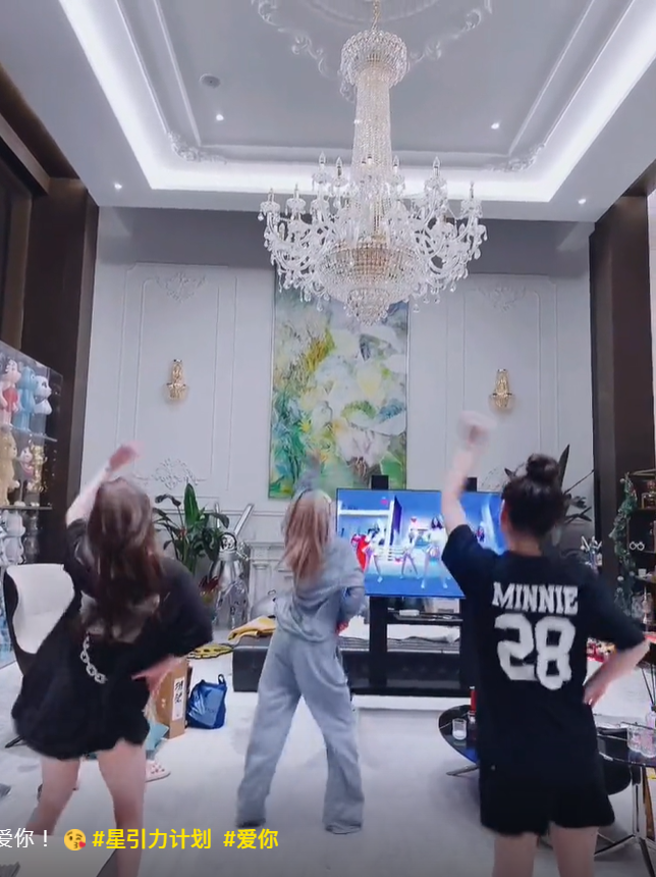 周扬青跟着王心凌《爱你》热舞，曝光屋内极其奢华的豪宅空间。(图/周扬青 抖音)