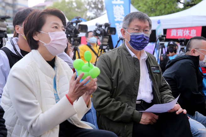 柯文哲(右)表示，希望黃珊珊(左)出來選台北市長，直言「我覺得黃珊珊還是訓練最好的」。資料照片