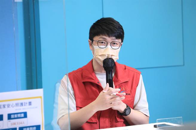 台中市政府市政顾问黄国玮在中市疫情记者会中表示，台中市儿童BNT疫苗施打作业已经开始进行中，中央临时加开快打站，会不会造成临时抽单、施打混乱的状况，是需要思考的。（台中市政府提供）