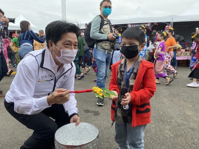 郑宝清指出，不少新住民与移工朋友选择在台湾组建家庭，要克服许多困难。郑宝清办公室提供