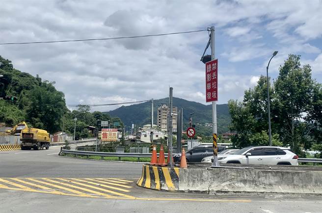 国道6号及中潭公路口，加装录影监视器，乱丢垃圾无所遁形。（廖志晃摄）