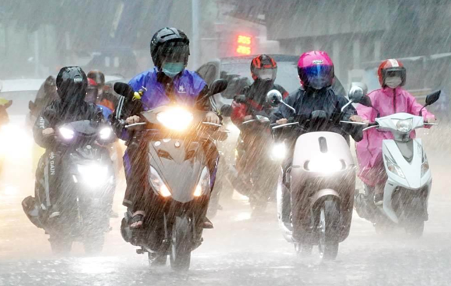 下班注意！午后雷雨炸开，中央气象局发布大雨特报，今（30）日宜兰地区及新竹至新北山区有局部大雨发生的机率，请注意瞬间大雨。(本报资料照)