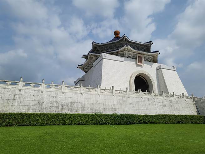 由現代建築學會、景觀學會和都市設計學會等國內三個空間規劃設計專業學會共同發起，文化部作為指導單位的「中正紀念堂園區新願景概念」競圖，7月起正式向全民徵件。圖為中正紀念堂。（李欣恬攝）