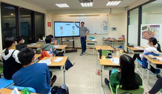 「EZTalking」导入自行开发的「AI口说发音评测技术」，针对每个字甚至每个音节都能辨识，目前已有超过百家补教机构採用。（图为立达英语使用平台教学）。（柯宗纬翻摄）