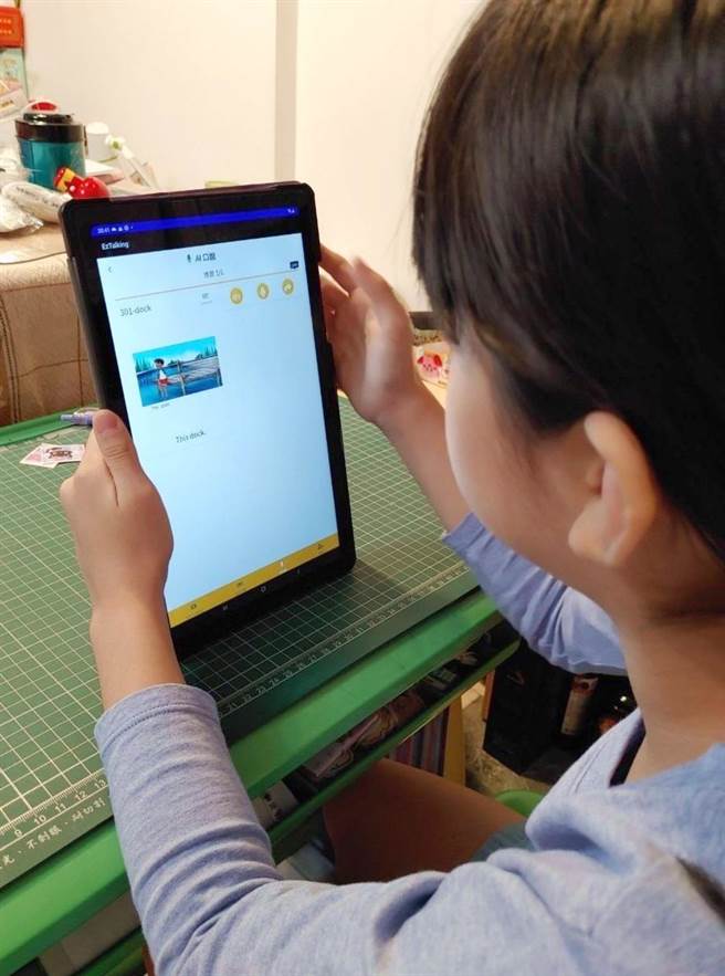 「EZTalking」能跨平台进行发音检测并以顏色标示分数等级与学习歷程，未来将进一步把语意理解融入，达成虚实整合的双师教育。(图为学生使用平板进行口说测验)。（柯宗纬翻摄）