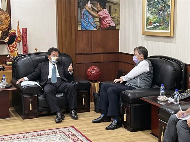 台南市議會議長郭信良（左）邀請經濟部能源局長游振偉（右）到會探討太陽能漁電共生案例。（洪榮志攝）