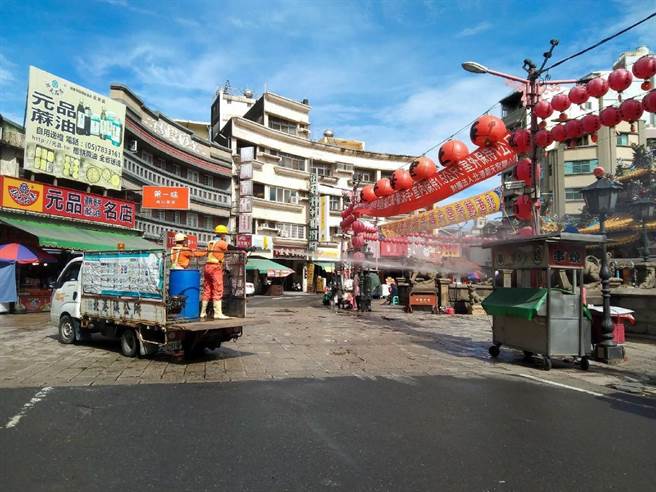 云林县北港镇外来游客多，镇公所加强全镇清消并发放漂白水。（北港镇公所提供／张朝欣云林传真）