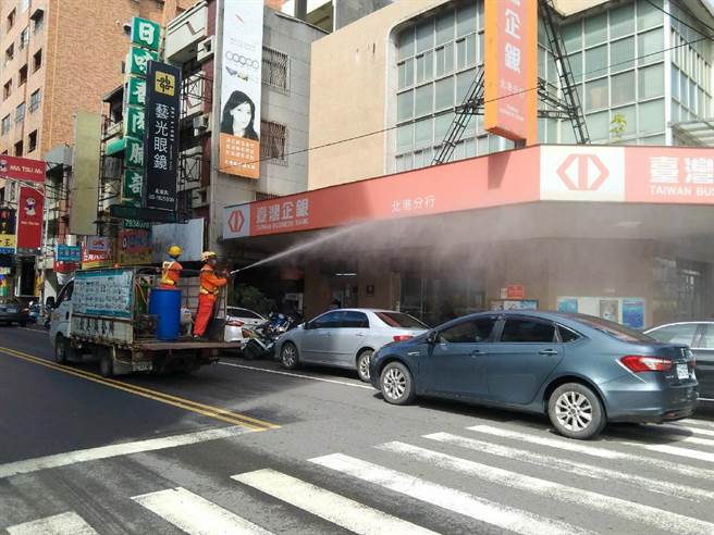 云林县北港镇外来游客多，镇公所加强全镇清消并发放漂白水。（北港镇公所提供／张朝欣云林传真）