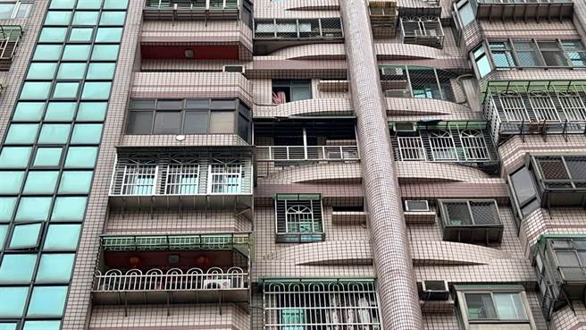 嫁來台灣的35歲郝姓陸配過去曾因無法返鄉，精神恍惚，今日下午3時左右，和5歲大的女兒從9樓住家雙雙墜落至1樓，送醫不治。（警方提供／李奇叡新北傳真）