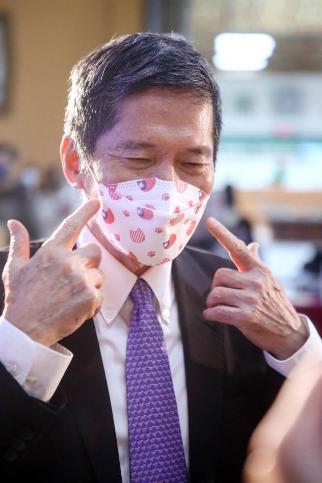 文化部長李永得30日出席「中正紀念堂園區新願景概念競圖」記者會時表示，「中正紀念堂是全民的事，不是某個黨、某一派自己決定」，希望透過社會參與及公眾溝通讓大家決定，並說「不是文化部要推責任，這是非常重要的過程。」（鄧博仁攝）
