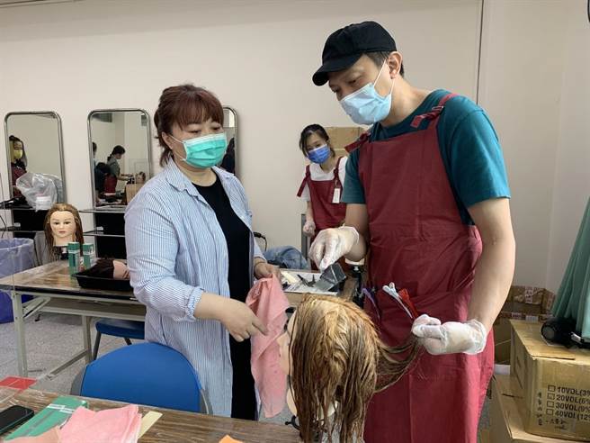 來自香港的鄭永倫（右）為了圓年輕時的夢想，報名快剪班學習美髮技能。（呂筱蟬攝）