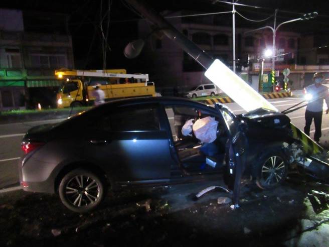 深夜自撞电杆，驾驶酒测值超标仅手擦伤。(警方提供)