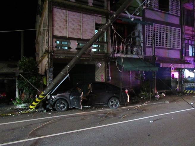 深夜自撞电杆，驾驶酒测值超标仅手擦伤。(警方提供)