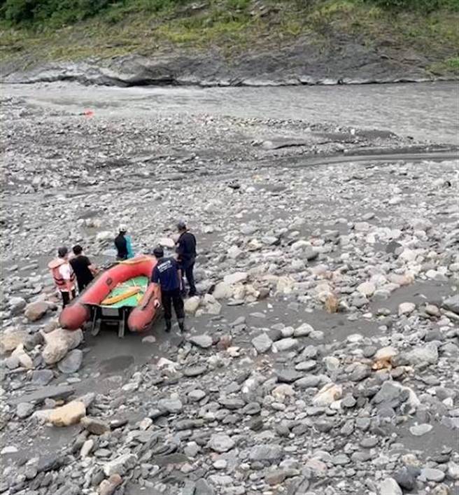 高雄茂林多納老鷹大橋下傳出有民眾受困沙洲，消防局人員出動橡皮艇搜救。（翻攝照片／林瑞益高雄傳真）