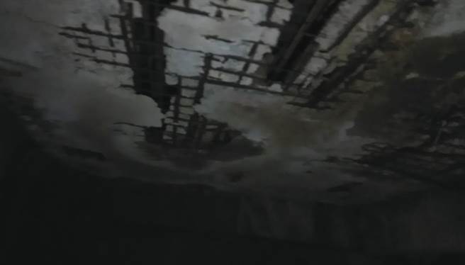 基隆市仁爱区东和大楼建立在南荣河上，近年地基钢筋裸露变形。（市议员童子玮提供／陈彩玲基隆传真）