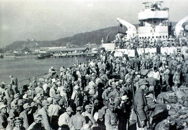 1949年10月古寧头大捷国军凯旋归来国军在1949年10月下旬金门古寧头战役获胜后凯旋回到高雄港。解放军在1949年10月17日拿下厦门后，24日即决定下令派遣28军、29军渡海进攻大金门，结果登岛解放军部队歷经三昼夜战斗，全数遭国军歼灭或俘虏。古寧头战役不仅阻断解放军进取金门，进而封锁、攻占台湾企图，也确保国民政府顺利在当年12月由大陆撤至台湾，奠定往后两岸分治基本格局。不过共军也经由古寧头及稍后登步岛战役的失利进行检讨，得到渡海作战的宝贵经验，之后相继攻占海南、舟山、万山等群岛及大陈岛，确立大陆完整统治局面。（罗超群摄／罗广仁提供）