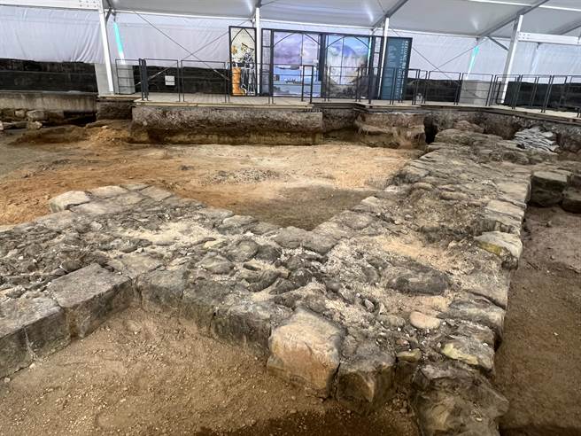 基隆市文化局于和平岛「西班牙诸圣教堂考古址」策展，将首次在2022城市博览会亮相。（陈彩玲摄）