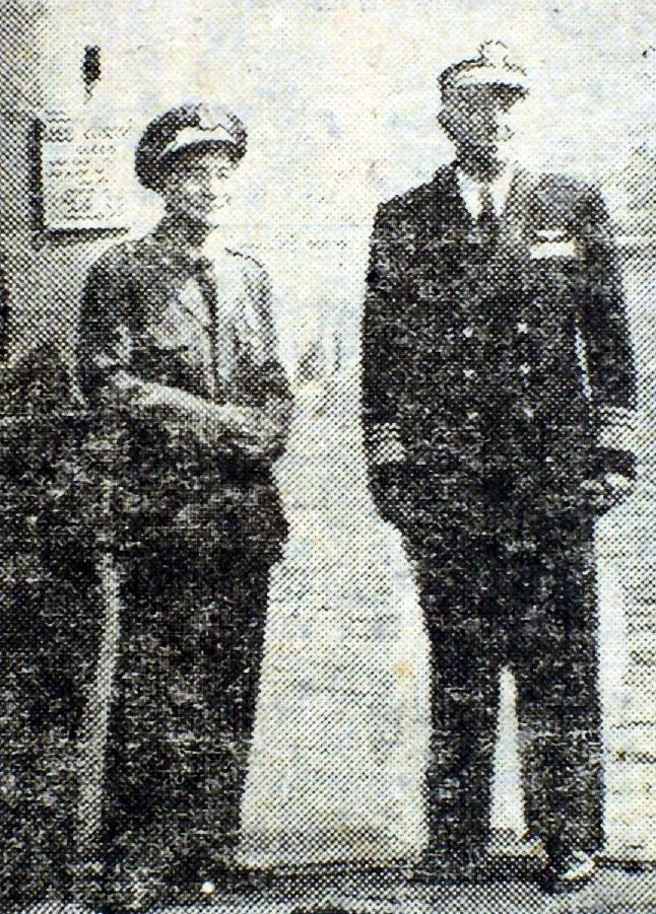 蒋中正总统与第七舰队司令葛里芬中将合影。（蜀人摄，徵信新闻报）