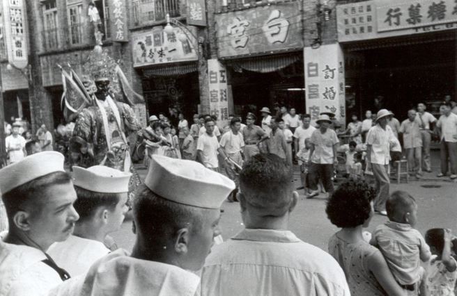 美国第七舰队大兵在台度假，好奇地看着「迎妈祖」的队伍。（中时报系檔案照片摄）