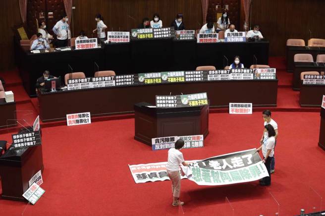 立法院院会今（30日）三读通过「会计法第99条之1修正草案」，攸关前总统陈水扁国务机要费除罪化，朝野爆发拉扯衝突，甚至有立委因此受伤流血。（刘宗龙摄）