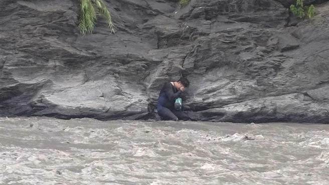 一名男子受困沙洲，消防局人員已經準備橡皮艇搶救。（翻攝照片／林瑞益高雄傳真）