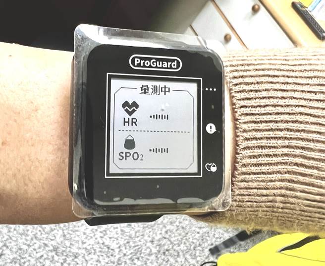 花蓮豐濱鄉公所爭取國發會經費加上公所配合款，斥資1650萬元，購買900隻第2代智慧型手環，發放給全鄉55歲以上罹患慢性病或獨居長輩。（豐濱鄉公所提供／羅亦晽花蓮傳真）