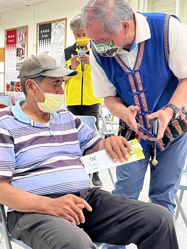 花蓮豐濱鄉公所爭取國發會經費加上公所配合款，斥資1650萬元，購買900隻第2代智慧型手環，發放給全鄉55歲以上罹患慢性病或獨居長輩。（豐濱鄉公所提供／羅亦晽花蓮傳真）