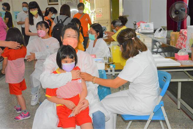 嘉義市今起至6月7日陸續在21所國小施打兒童BNT疫苗，雖暫停實體教學，今返校接種疫苗學生數仍達9成。（嘉義市政府提供∕呂妍庭嘉義傳真）