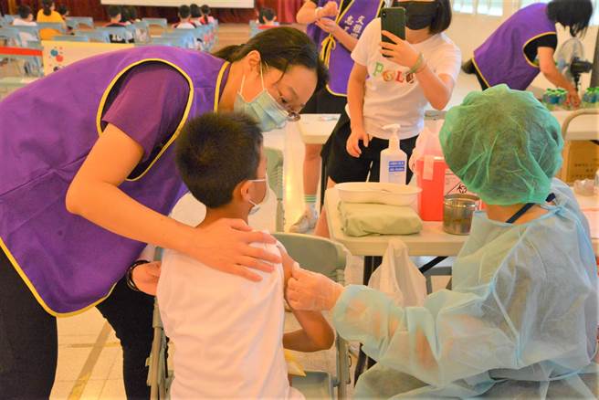 嘉義市今起至6月7日陸續在21所國小施打兒童BNT疫苗，雖暫停實體教學，今返校接種疫苗學生數仍達9成。（嘉義市政府提供∕呂妍庭嘉義傳真）