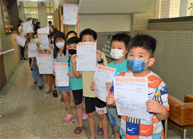 嘉義市今起至6月7日陸續在21所國小施打兒童BNT疫苗，雖暫停實體教學，今返校接種疫苗學生數仍達9成。（嘉義市政府提供∕呂妍庭嘉義傳真）