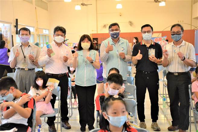 嘉義市今起至6月7日陸續在21所國小施打兒童BNT疫苗，雖暫停實體教學，今返校接種疫苗學生數仍達9成。（嘉義市政府提供∕呂妍庭嘉義傳真）