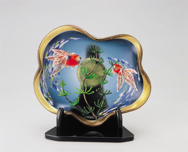 黑木国昭新世纪浪漫「金鱼」金银彩饰盘。（SOGO提供）
