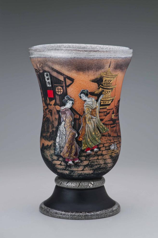 黑木国昭「京都祗园的黄昏」黄白金彩花器。（SOGO提供）