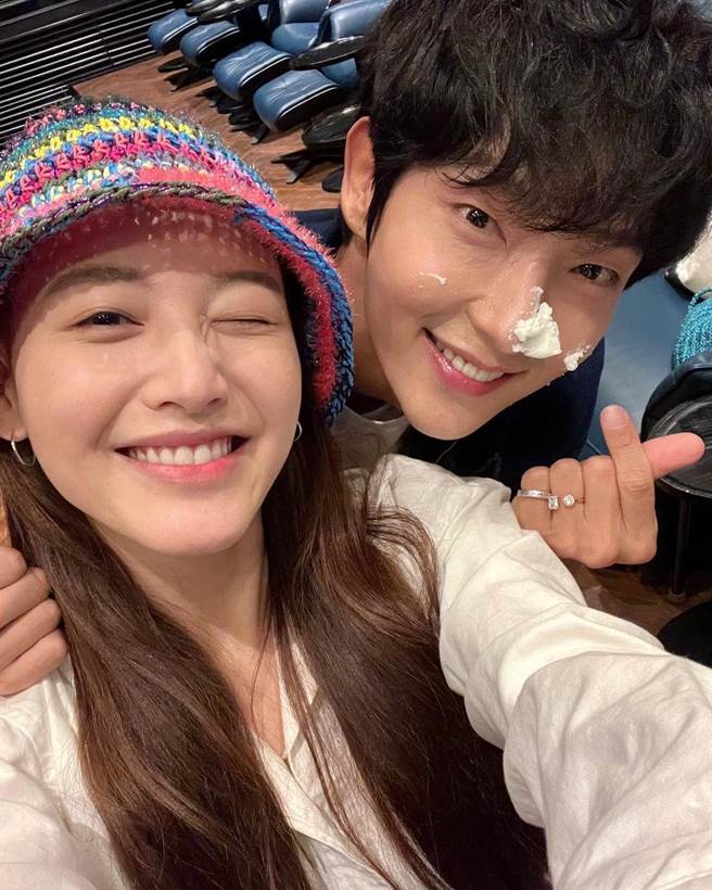 李准基（右）与金栽经开心出席杀青宴。（摘自金栽经IG）