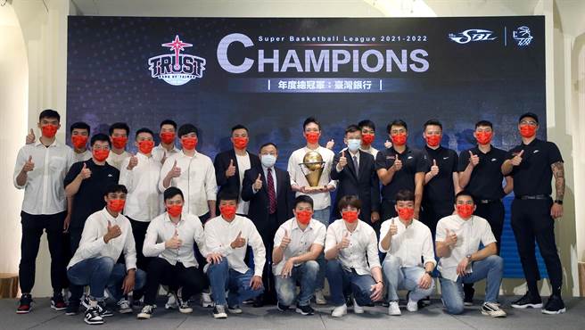 第19届超级篮球联赛（SBL）30日举行年度颁奖典礼，台湾银行篮球队顺利夺下19年来队史首座年度冠军，董事长吕桔诚（中左四）和全体队职员开心合影留念。 （赵双杰摄）
