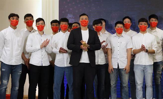 受到新冠肺炎疫情影响为了选手健康安全，第19届超级篮球联赛（SBL）未进行季后赛就画下句点，30日举行年度颁奖典礼，以例行赛战绩决定年度排名，台湾银行篮球队顺利夺下了19年来队史首座年度冠军，台湾银行总教练陈国维（前）和球员们上台领奖。 （赵双杰摄）