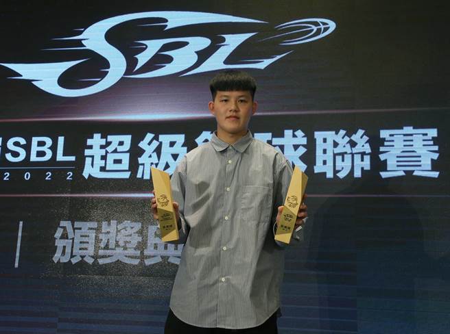 第19届超级篮球联赛（SBL）30日举行年度颁奖典礼，璞园队姜广谦获选年度第一队和最佳进步奖。 （赵双杰摄）