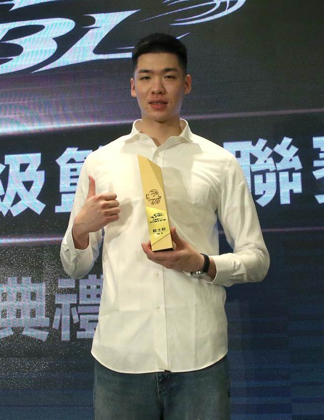 第19届超级篮球联赛（SBL）30日举行年度颁奖典礼，台银苏士轩获选最佳第六人。 （赵双杰摄）