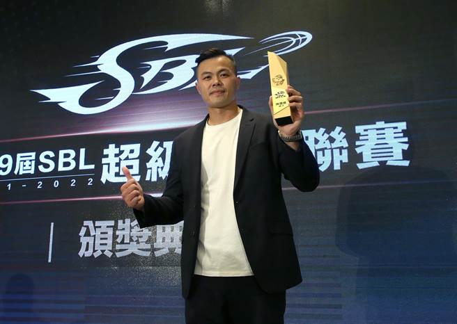 第19届超级篮球联赛（SBL）30日举行年度颁奖典礼，台银总教练陈国维获选最佳教练。 （赵双杰摄）