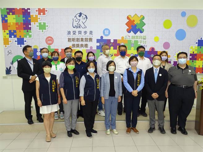 「浪爱齐步走」创新创业竞赛颁奖典礼暨111年「台中市创业育苗资源共享平台辅导计画」今天颁奖。(主办单位提供／林欣仪台中传真)