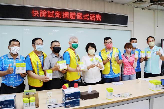 台灣民眾黨嘉義市黨部團隊號召嘉義在地25個公益團體、善心企業、民眾募集快篩試劑，共同捐贈600劑唾液型、200劑鼻腔型快篩試劑給國立嘉義特殊敎育學校和嘉義市政府。（呂妍庭攝）