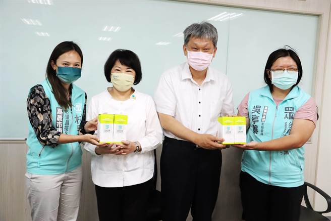 台灣民眾黨嘉義市黨部團隊號召在地團體、企業和個人捐贈800劑快篩試劑給嘉義特殊敎育學校和嘉義市政府，今由市長黃敏惠及嘉義特教學校校長陳錫輝代表受贈。（呂妍庭攝）