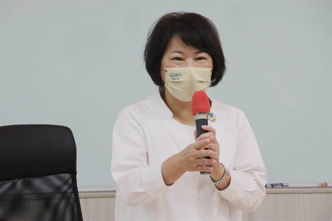 嘉義市長黃敏惠代表受贈時，特別感謝民間單位在疫情最艱困的時刻挺身而出，共同守護市民的健康。（呂妍庭攝）